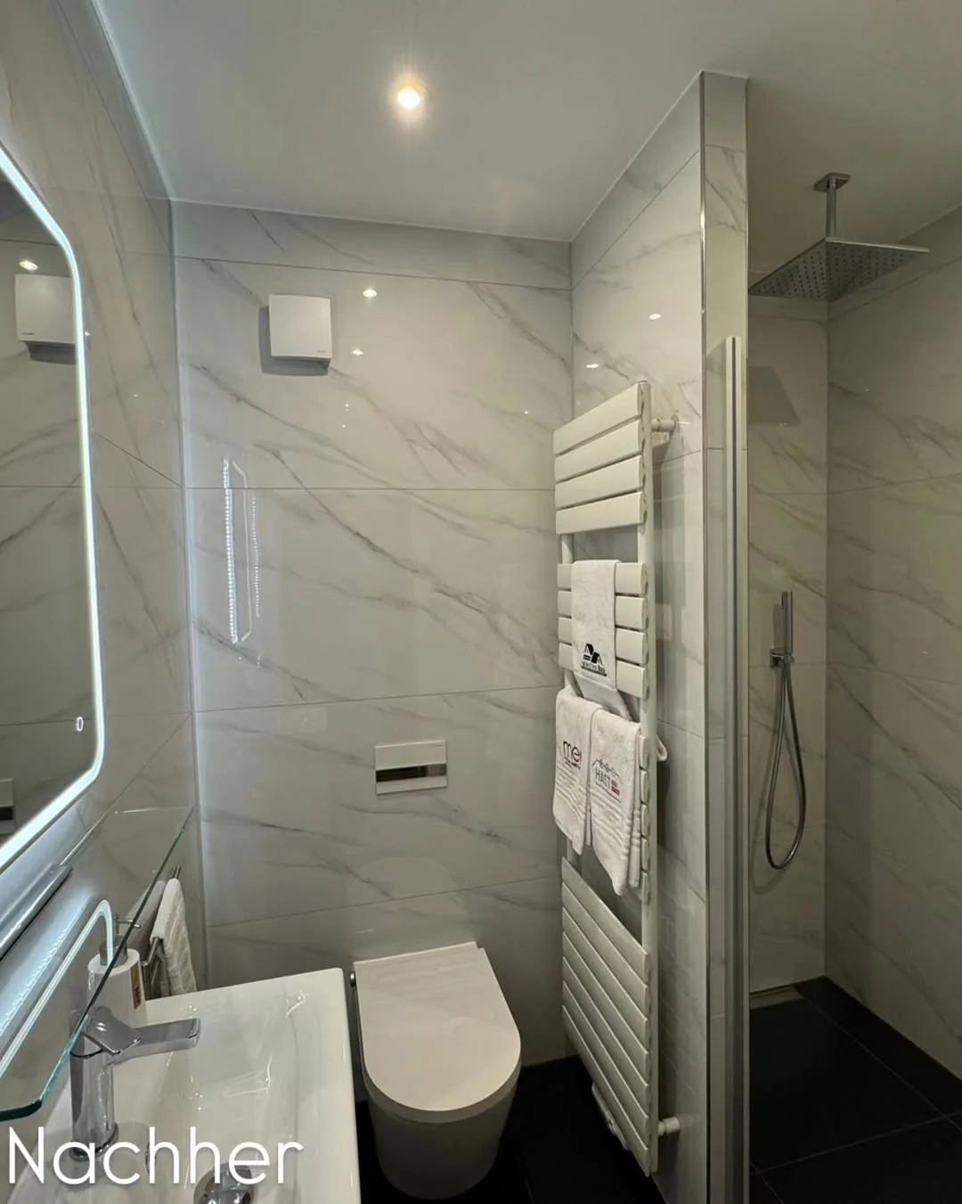 Badezimmer nachher – fertiges Marmorbad mit WC und Dusche