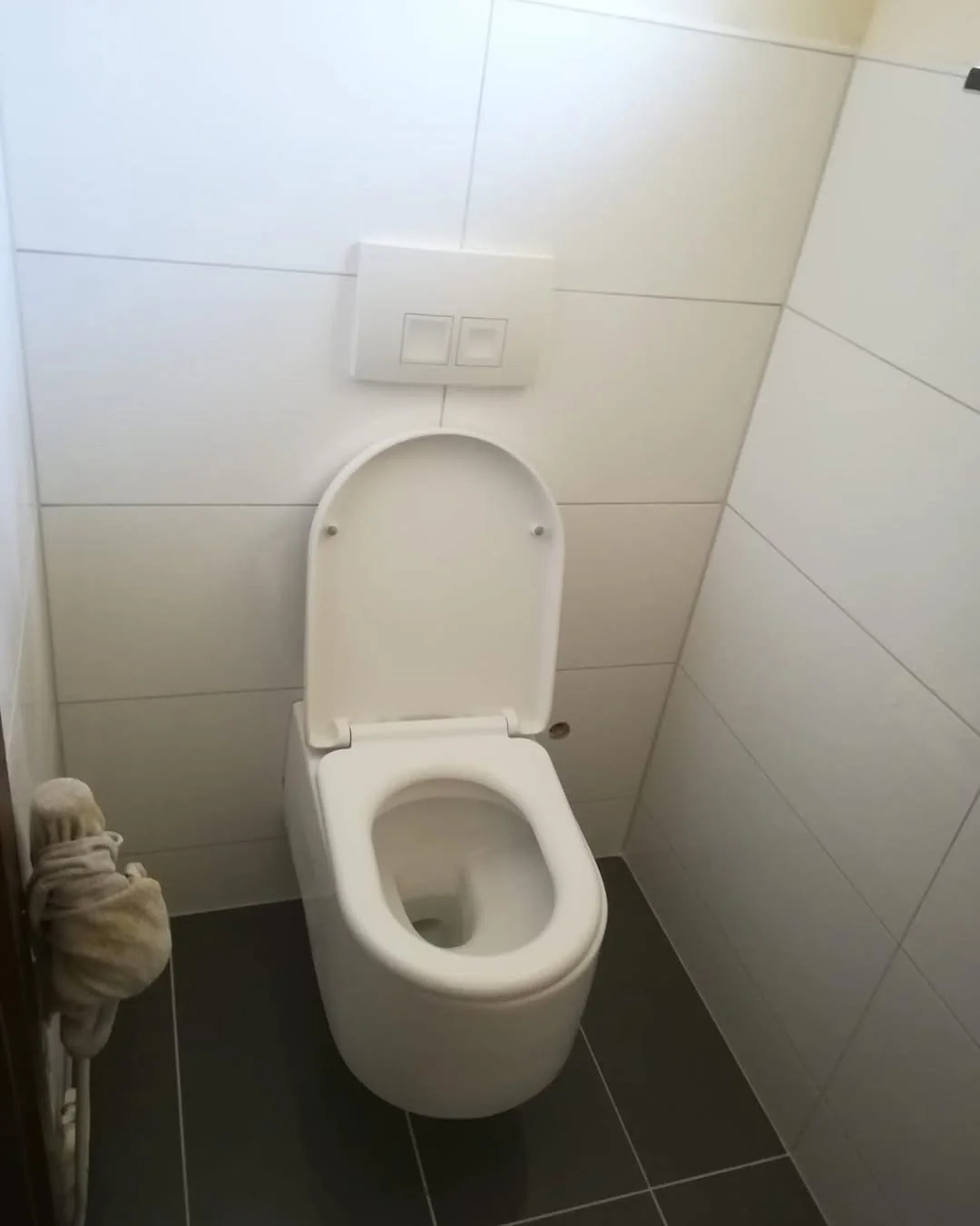Gäste-WC nachher – modernes Wand-WC, neue Fliesen