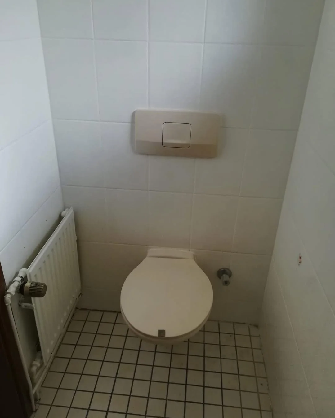 Gäste-WC vorher – alte weiße Fliesen, Standtoilette