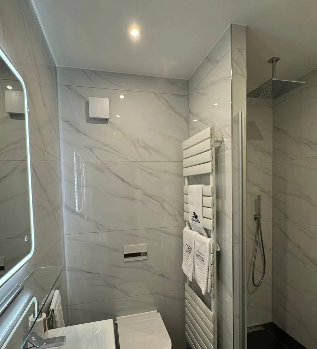 Fertiges Marmorbad mit beleuchtetem Spiegel, Wand-WC und Dusche