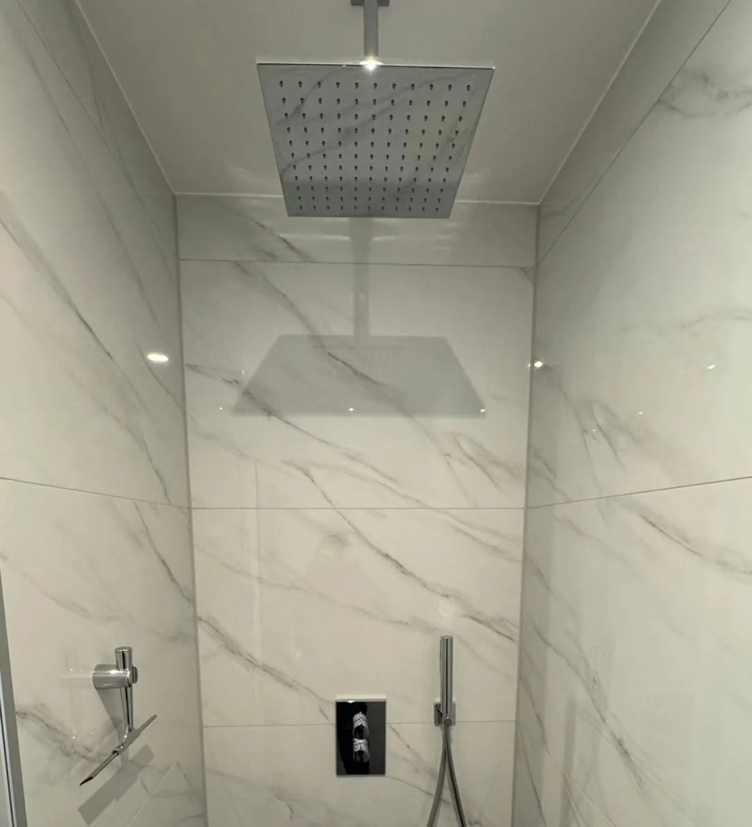 Marmor-Walk-in-Dusche mit Regenduschkopf